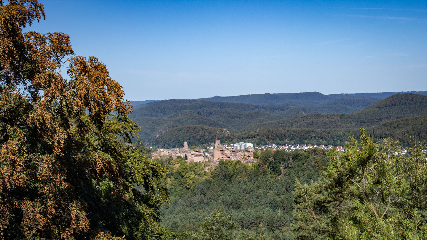 Panoramablick vom Kahlenberg auf die Burgengruppe Altdahn inmitten bewaldeter Höhenzüge des Pfälzerwaldes