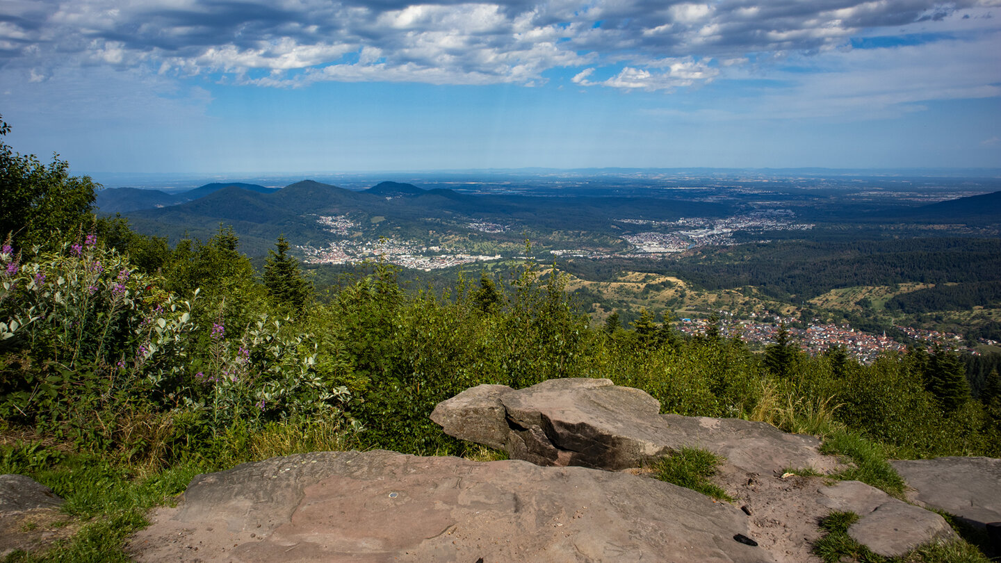 Blick von der Teufelsmühle bis in die Rheinebene