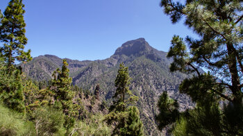 Ausblick über die Caldera auf Roque Idafe und Pico Bejenado