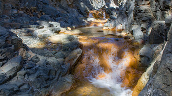 die Wanderung zur Cascada de Colores führt durchs Bachbett