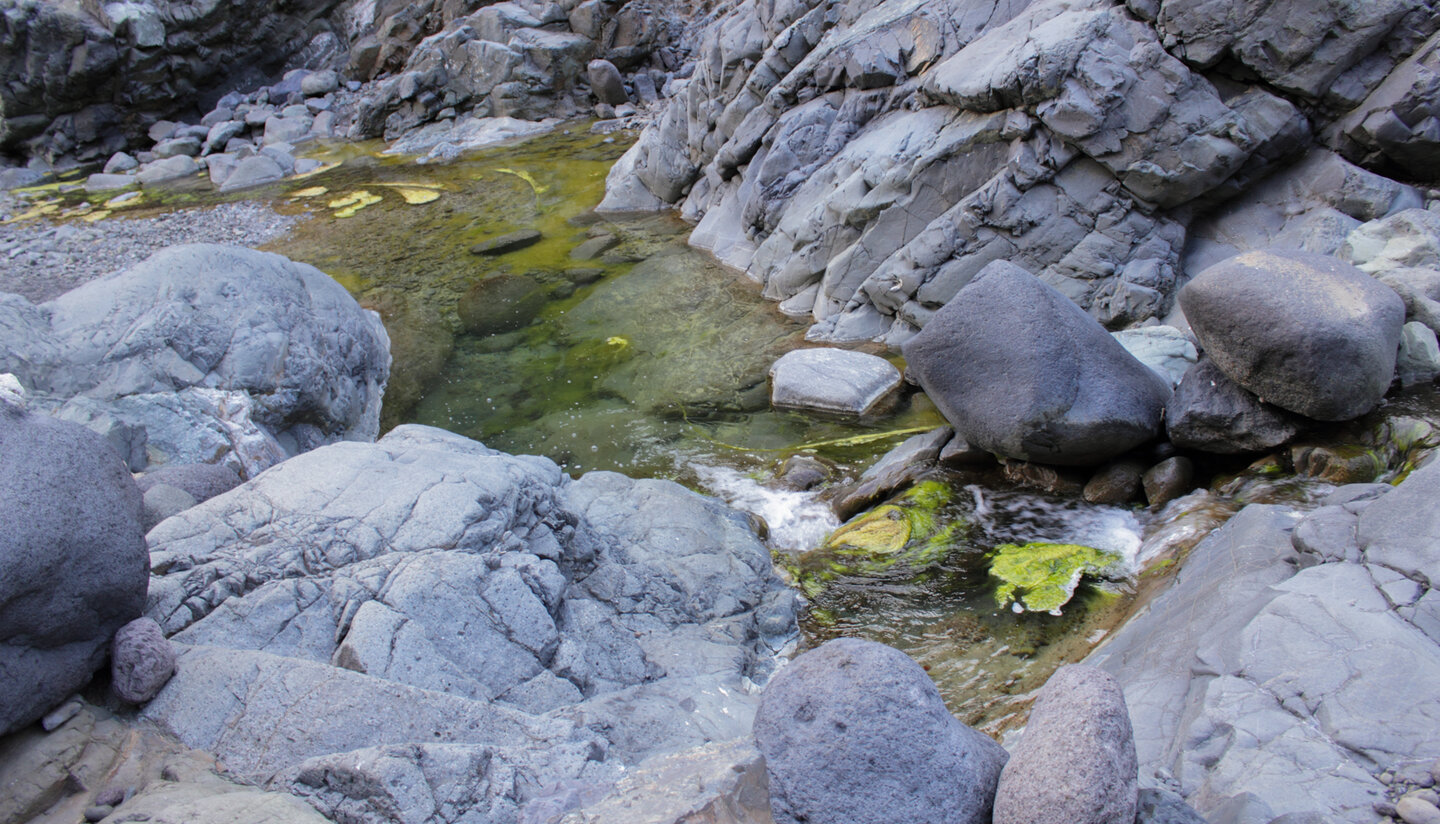 in den Fels eingeschnittenes Bachbett des Rio Taburiente