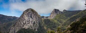 Blick vom Mirador de El Bailadero auf den Roque de Ojila und den Roque de la Zarcita