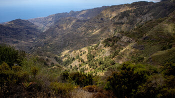 Blick über die Schlucht Barranco Las Layas auf den Atlantik