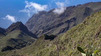 die Schlucht Barranco de Carrizal vor dem blauen Atlantik