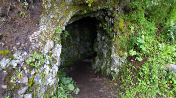 Wegverlauf durch in den Fels geschlagene Tunnels