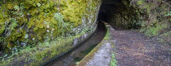 Eintritt des Wanderwegs in einen Tunnel