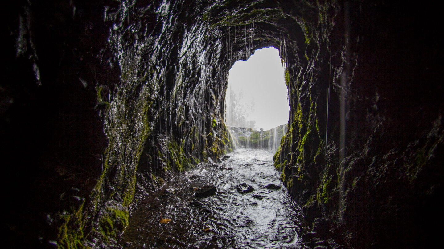 Wasserläufe im letzten Tunnel vor den Marcos Quellen