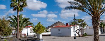 die Plaza de la Iglesia mit dem Montaña del Frontón im Hintergrund in La Oliva