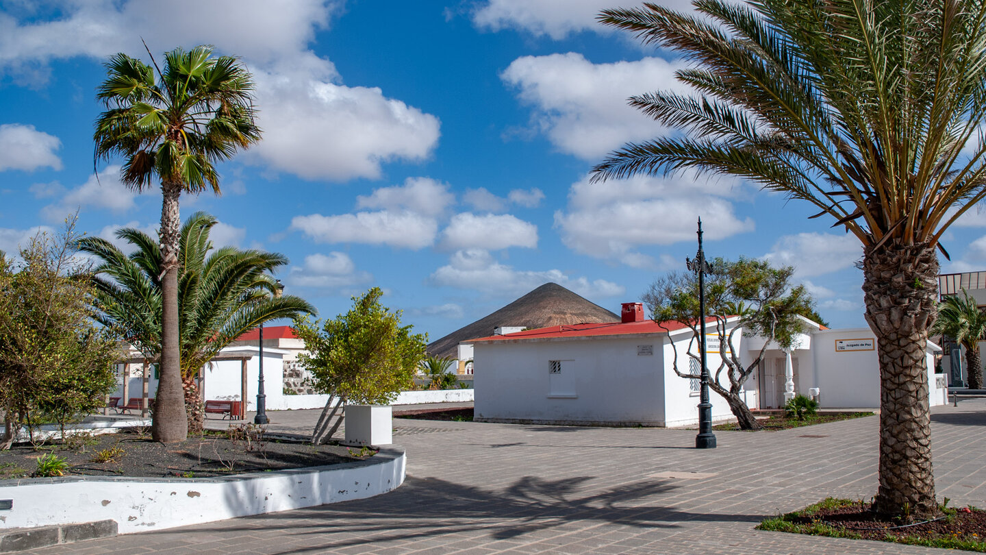 die Plaza de la Iglesia mit dem Montaña del Frontón im Hintergrund in La Oliva