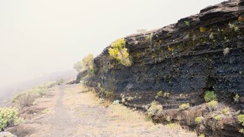 der Wanderweg GR-131 entlang vulkanischem Schichtgestein