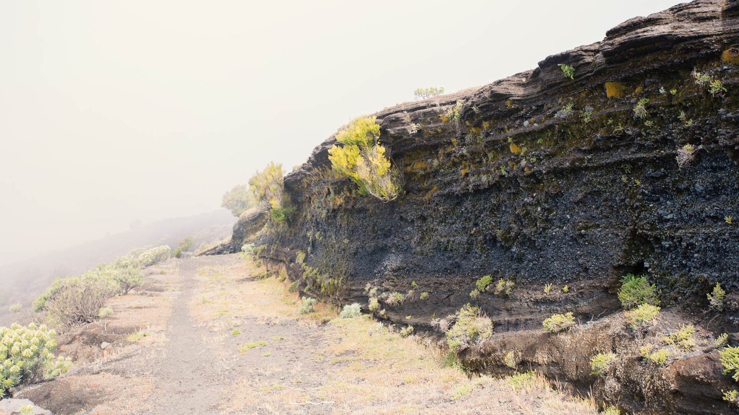 der Wanderweg GR-131 entlang vulkanischem Schichtgestein der Wanderweg GR-131 entlang vulkanischem Schichtgestein