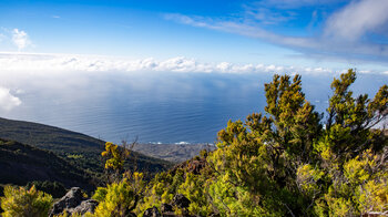 Blick vom höchsten Berg der Insel El Hierro zur Küste
