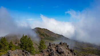 der von Wolken umhüllte Tanganasoga vom Wanderweg GR-131