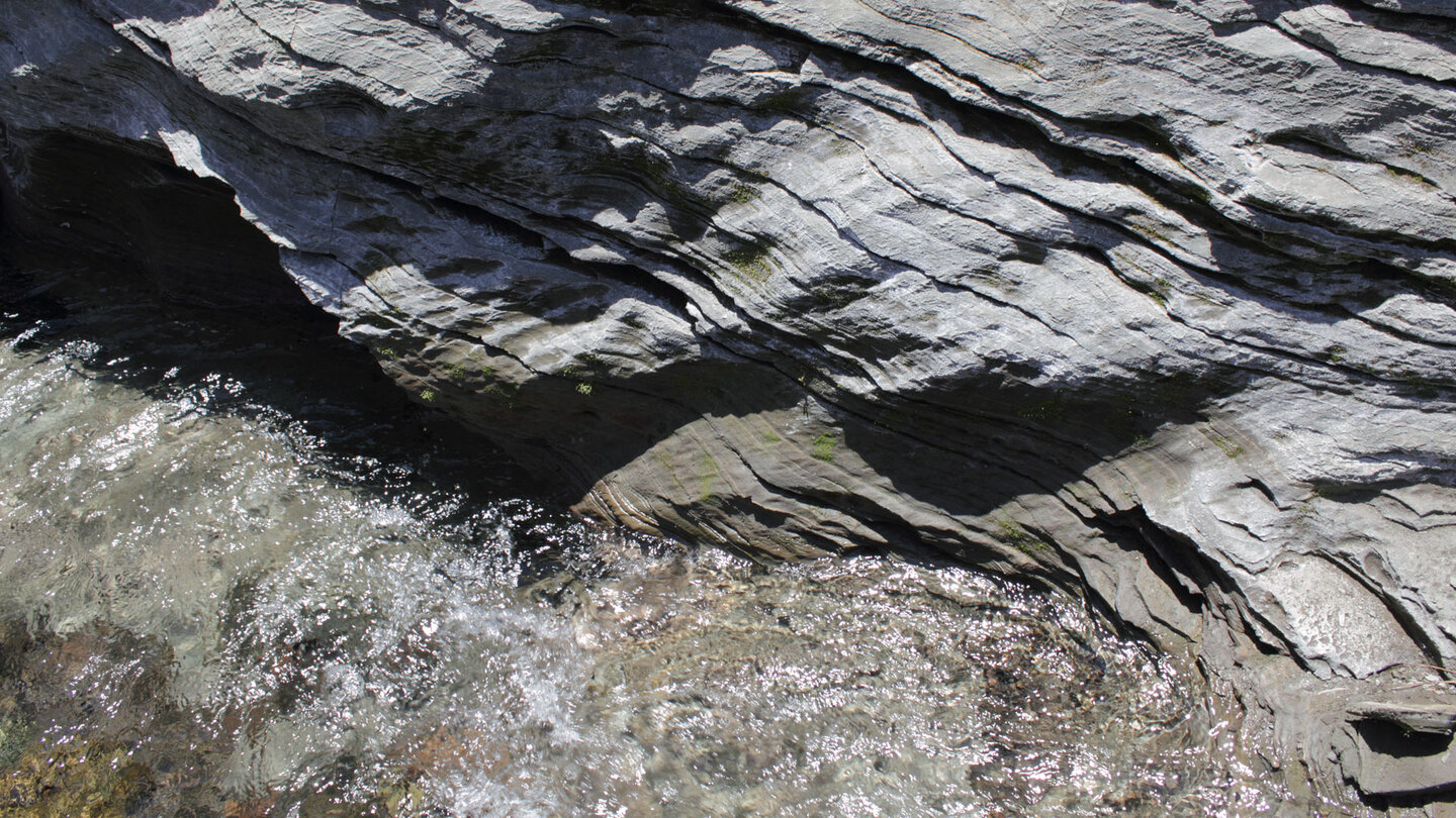 Felsschichtungen und kristallklares Wasser in der Playa de Taburiente