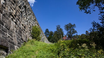 Wanderweg an der Staumauer der Schwarzenbach-Talsperre