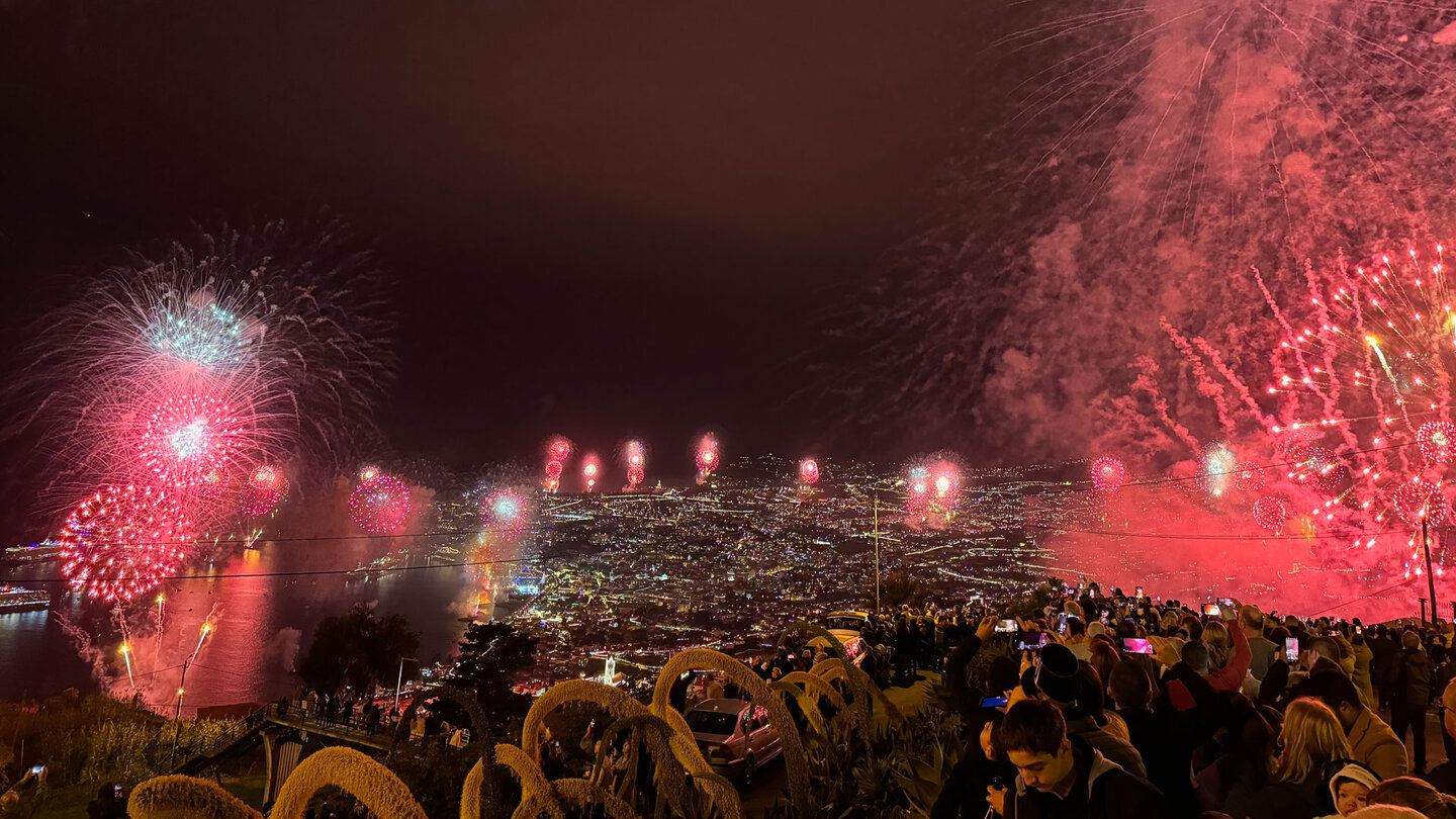 Blick vom Miradouro das Neves auf Madeira auf das Silvesterfeuerwerk über Funchal Blick vom Miradouro das Neves auf das Silvesterfeuerwerk über Funchal