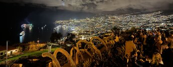 Aussicht vom Miradouro das Neves auf den Hafen von Funchal auf Madeira bei Nacht Aussicht vom Miradouro das Neves auf den Hafen von Funchal bei Nacht