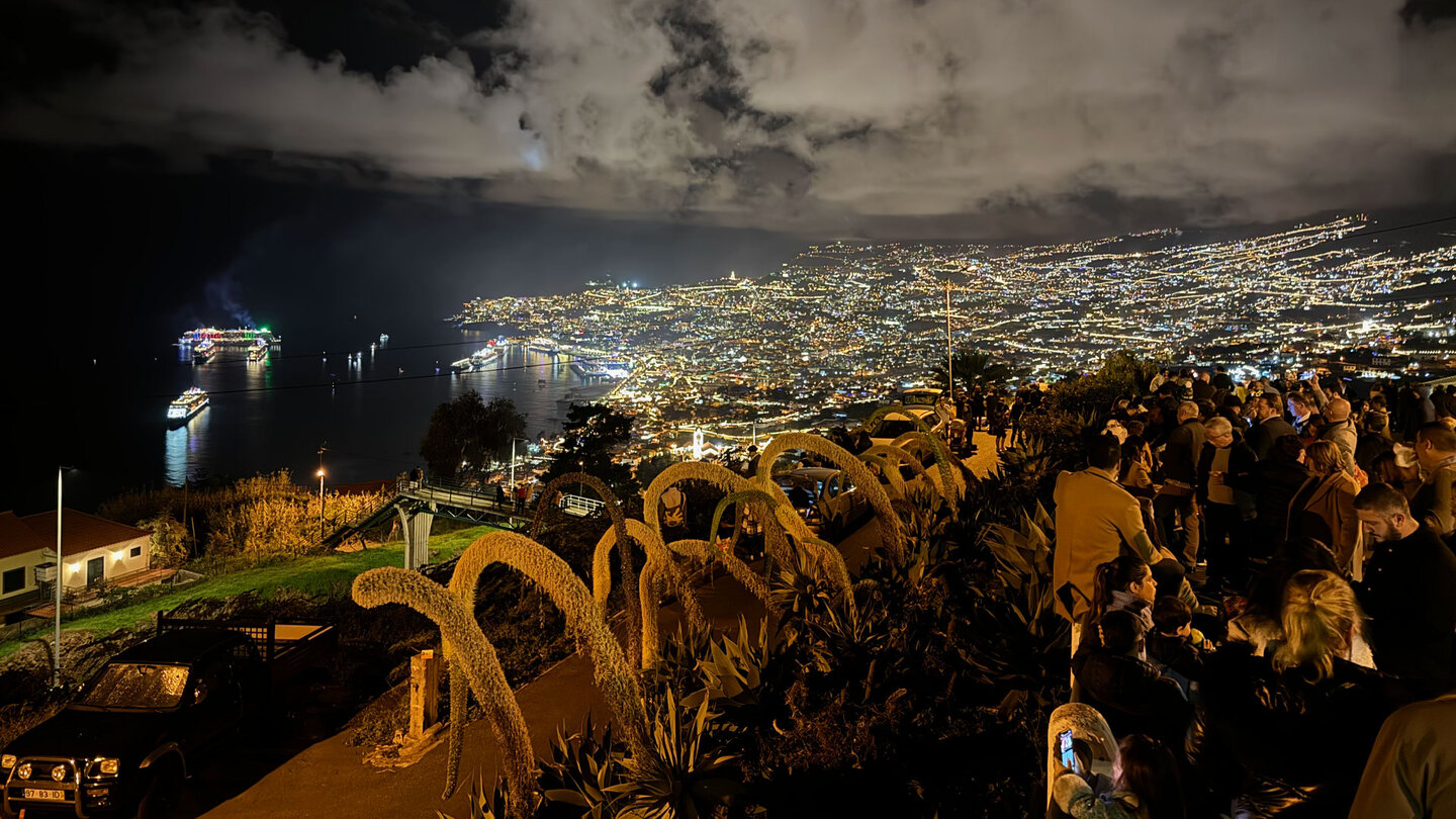 Aussicht vom Miradouro das Neves auf den Hafen von Funchal auf Madeira bei Nacht Aussicht vom Miradouro das Neves auf den Hafen von Funchal bei Nacht