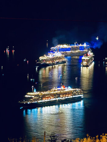 bei Nacht sieht man vom Miradouro das Neves das Lichtspektakel der Kreuzfahrtschiffe vor Funchal