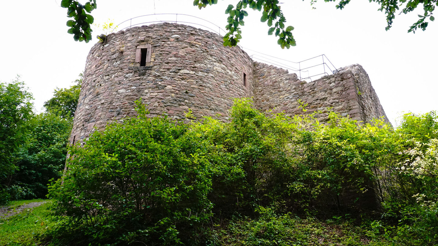 Geschützturm der Burg Steckelberg bei Ramholz in Hessen Geschützturm der Burg Steckelberg bei Ramholz