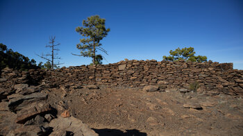 Steinmauern auf dem Plateau des Tauro
