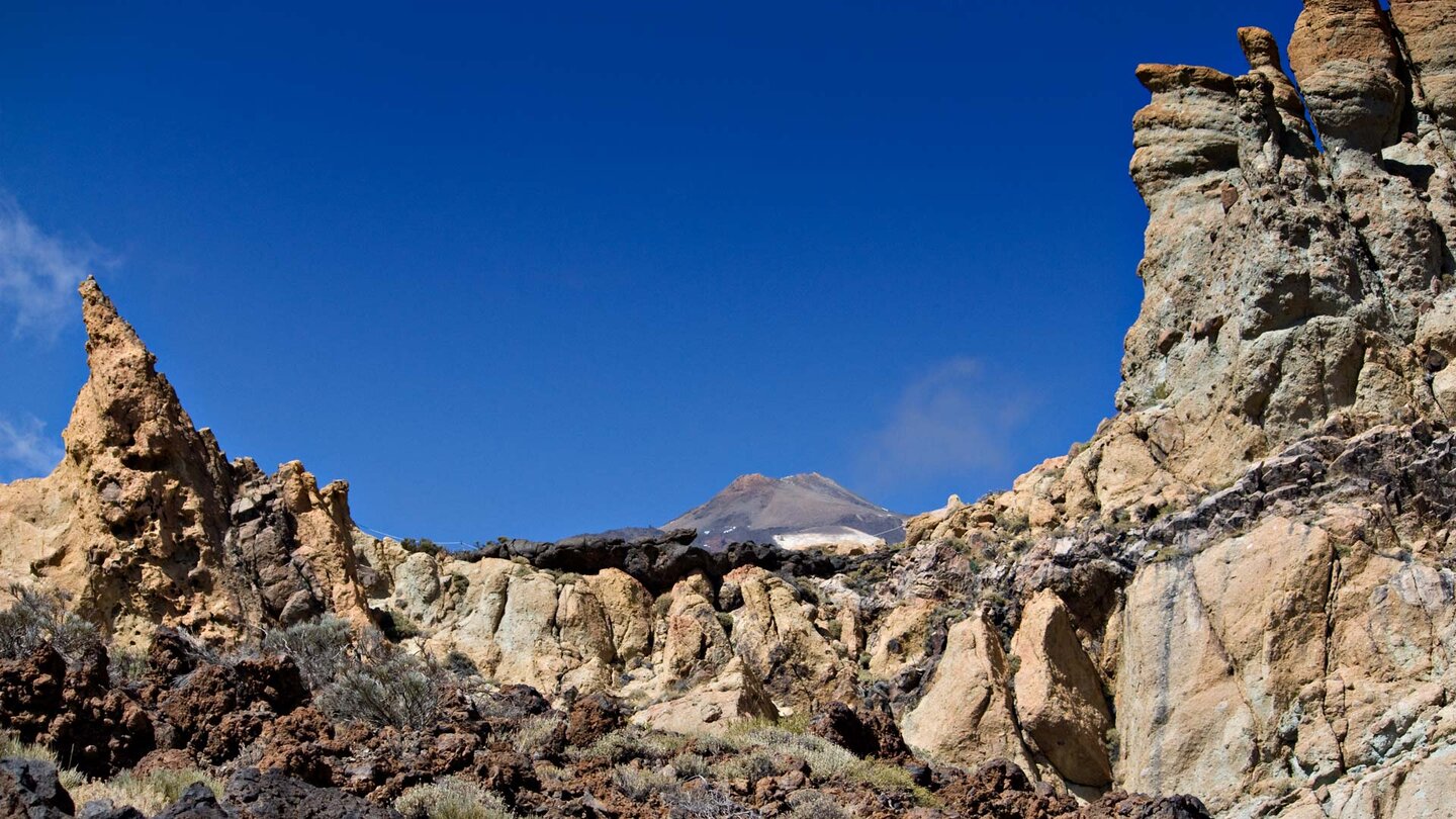 Blick durch die bizarr geformten Felsspitzen mit Blick auf den Teide Felsspitzen mit Blick auf den Teide