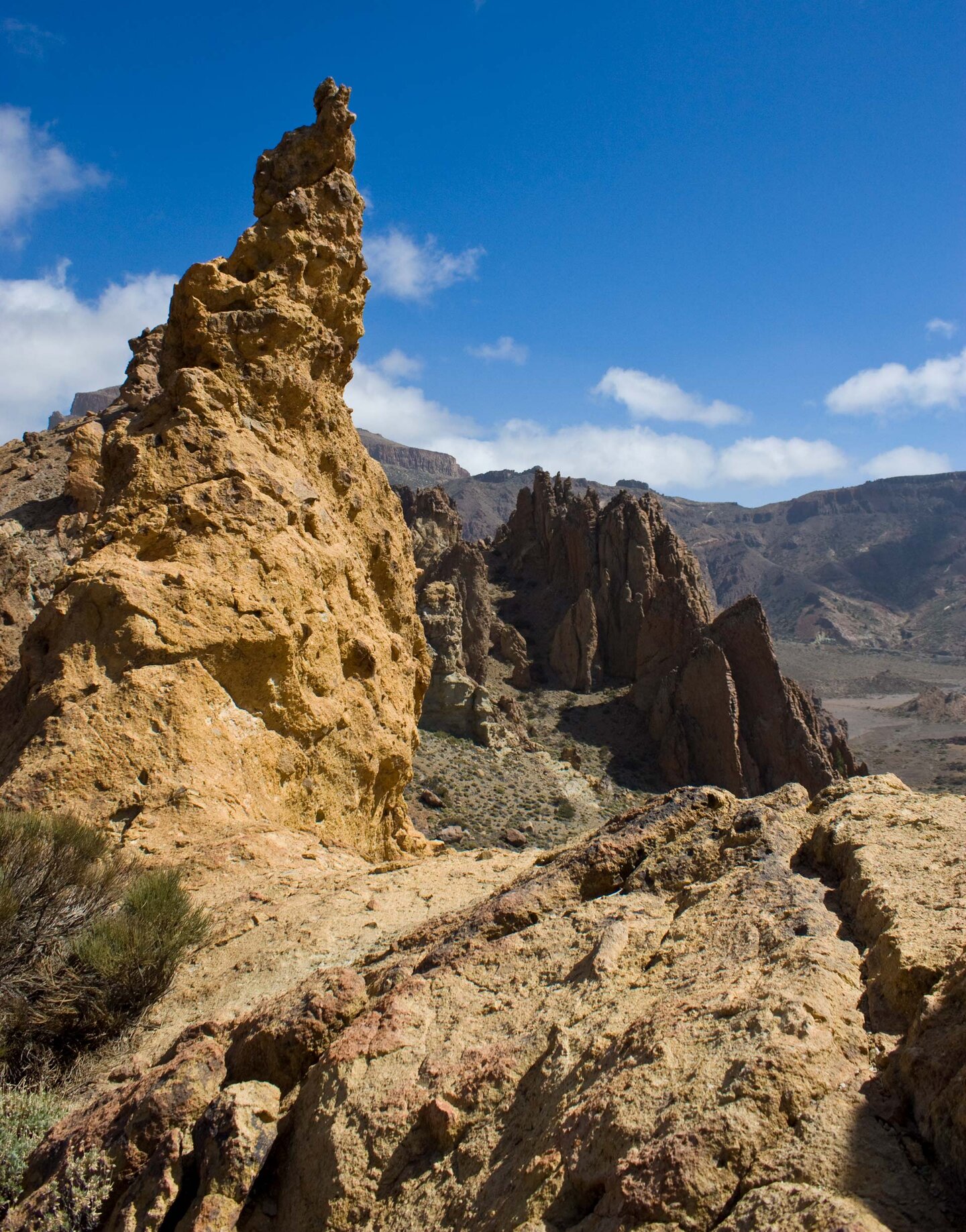 gelblich gefärbter Felsturm im hinteren Bereich der Gesteinsformation der Los Roques gelblich gefärbter Felsturm der Gesteinsformation der Los Roques