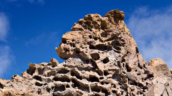 Felswand mit starken Spuren von Erosion