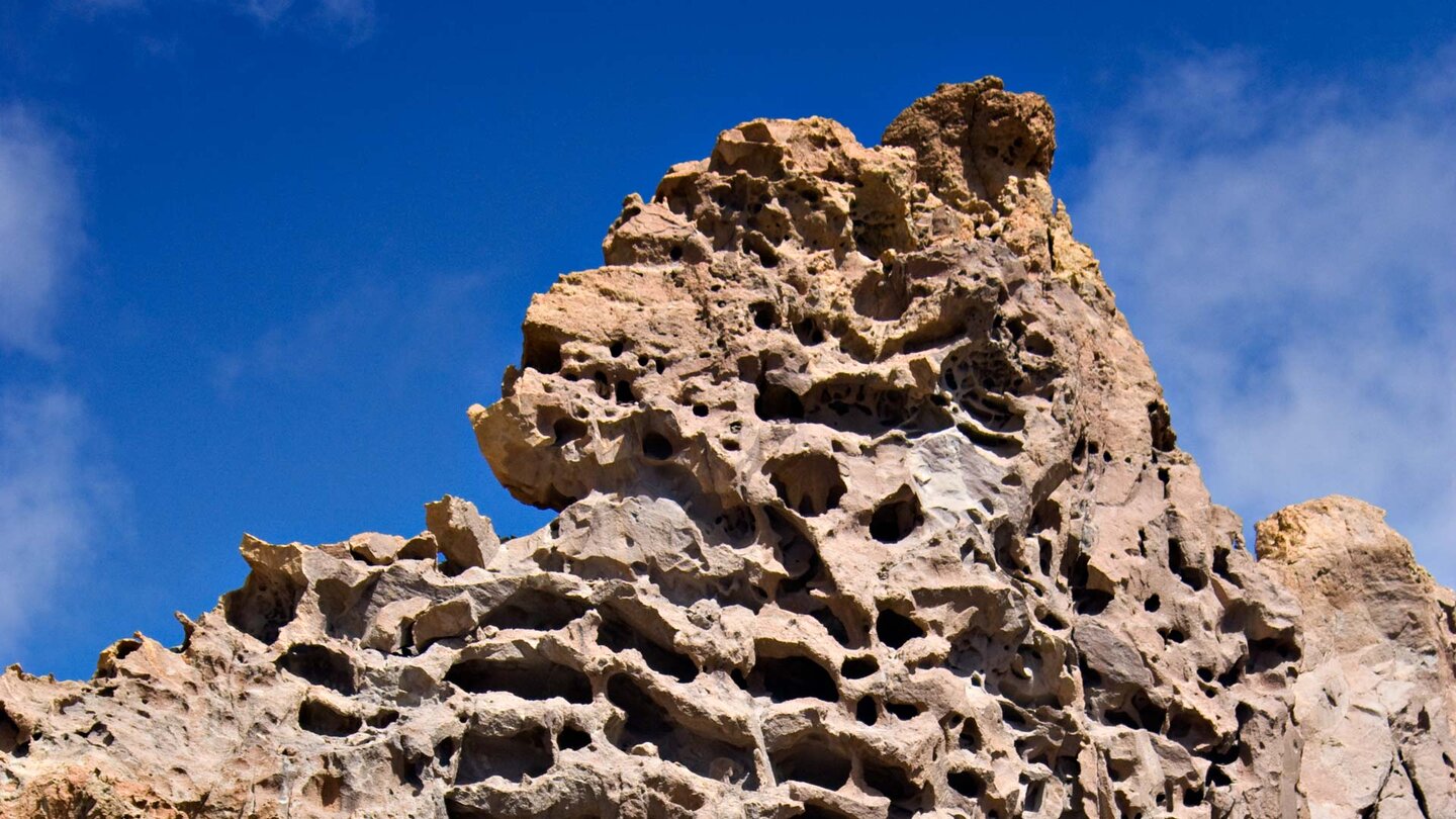 Felswand mit starken Spuren von Erosion auf der Wanderung um die Roques de García Felswand mit starken Spuren von Erosion