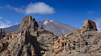 Felsgruppe Los Roques mit dem Pico del Teide