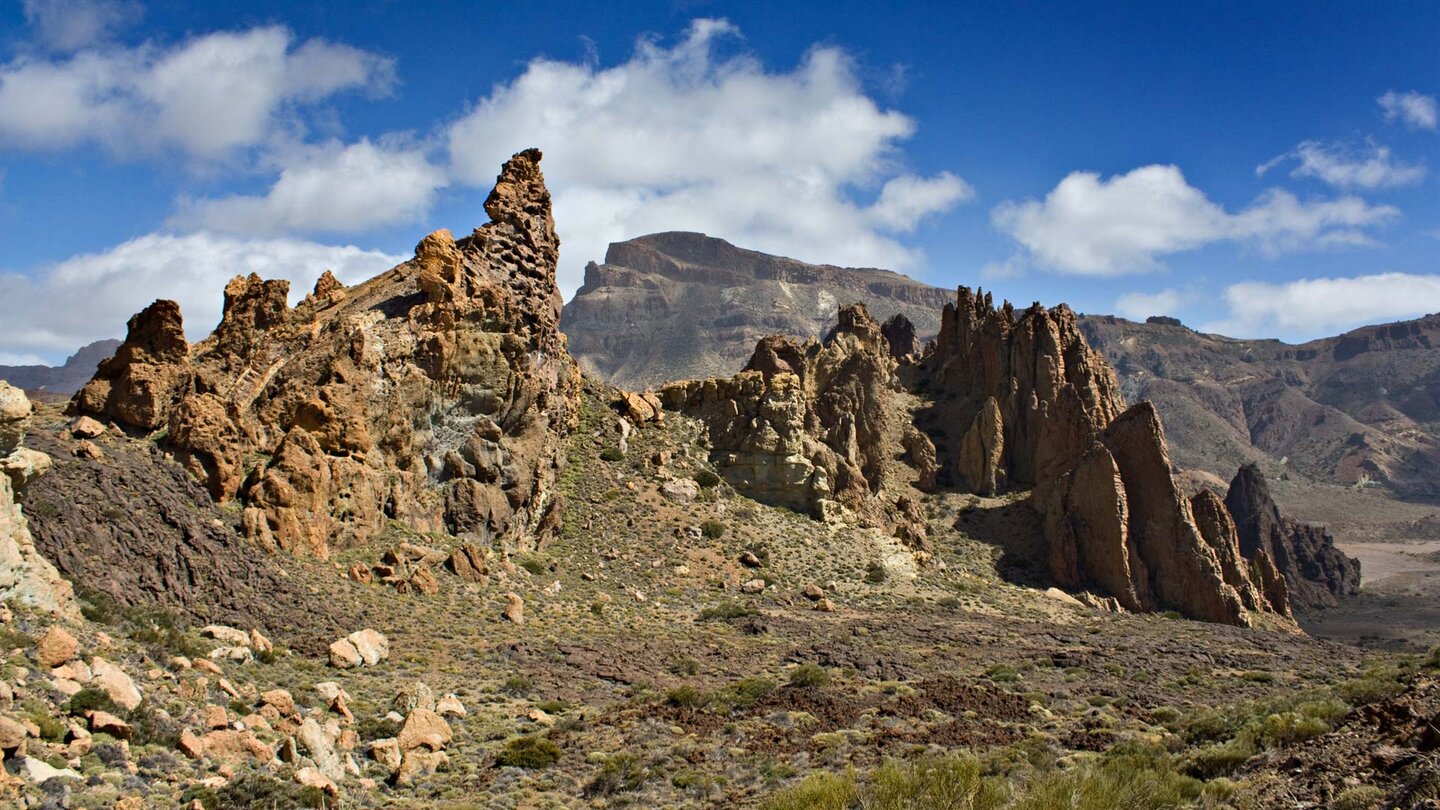 die Felsformation der Los Roques von der Ebene Llano de Ucanca mit dem Moñtana Guajara im Hintergrund die Los Roques von der Ebene Llano de Ucanca mit dem Moñtana Guajara
