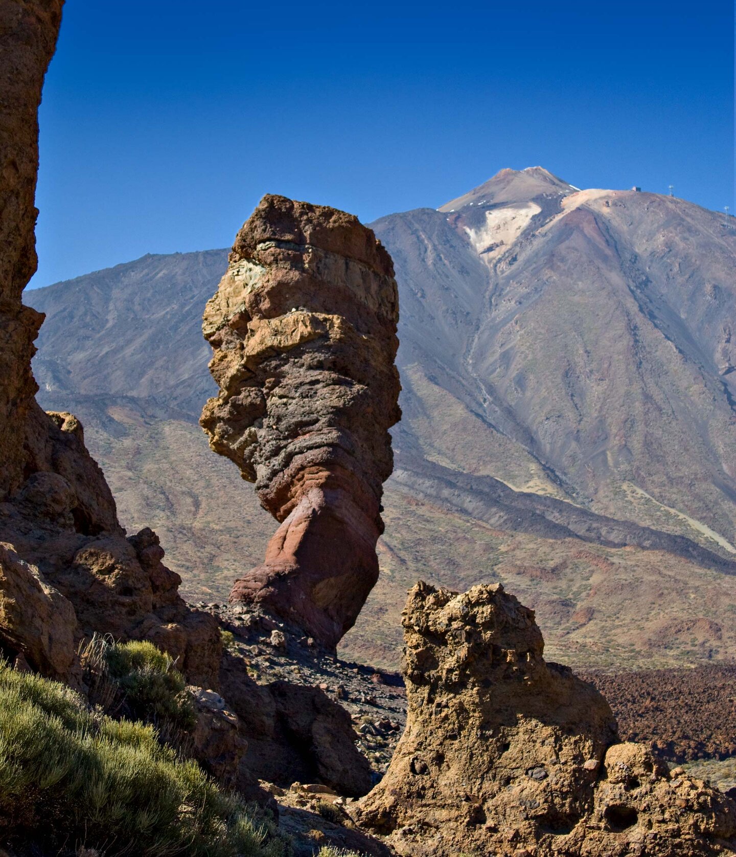 der alleinstehende Roque Chinchado vor dem gewaltigen Teide-Massiv der Roque Chinchado vor dem Teide-Massiv