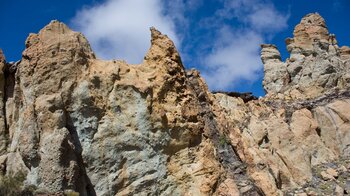 Farbenspiel an den Gesteinsschichtungen der Roques de García