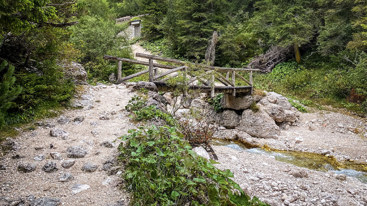 über den Tschaminbach führen viele Brücken aus Holz