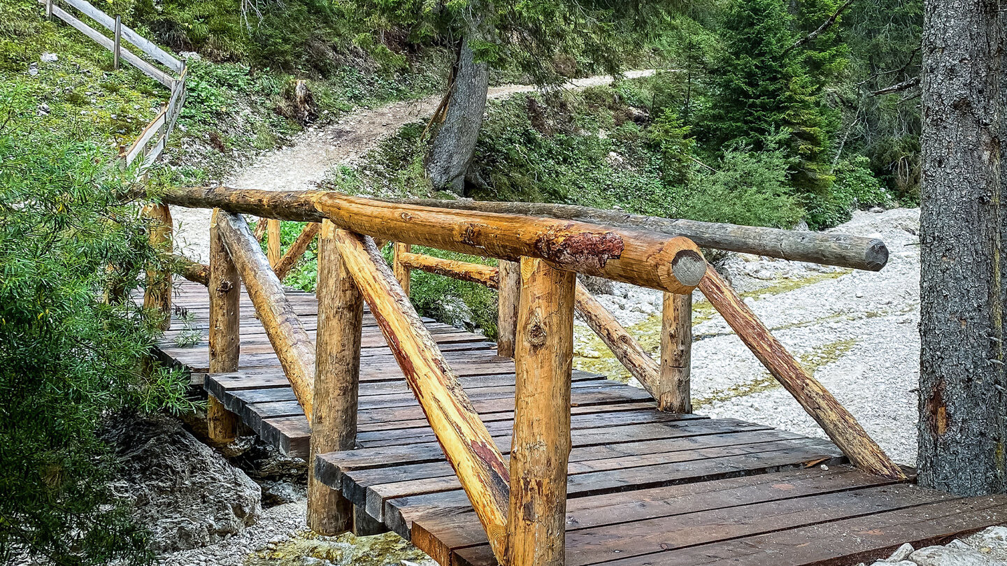 erneut quert man eine Holzbrücke