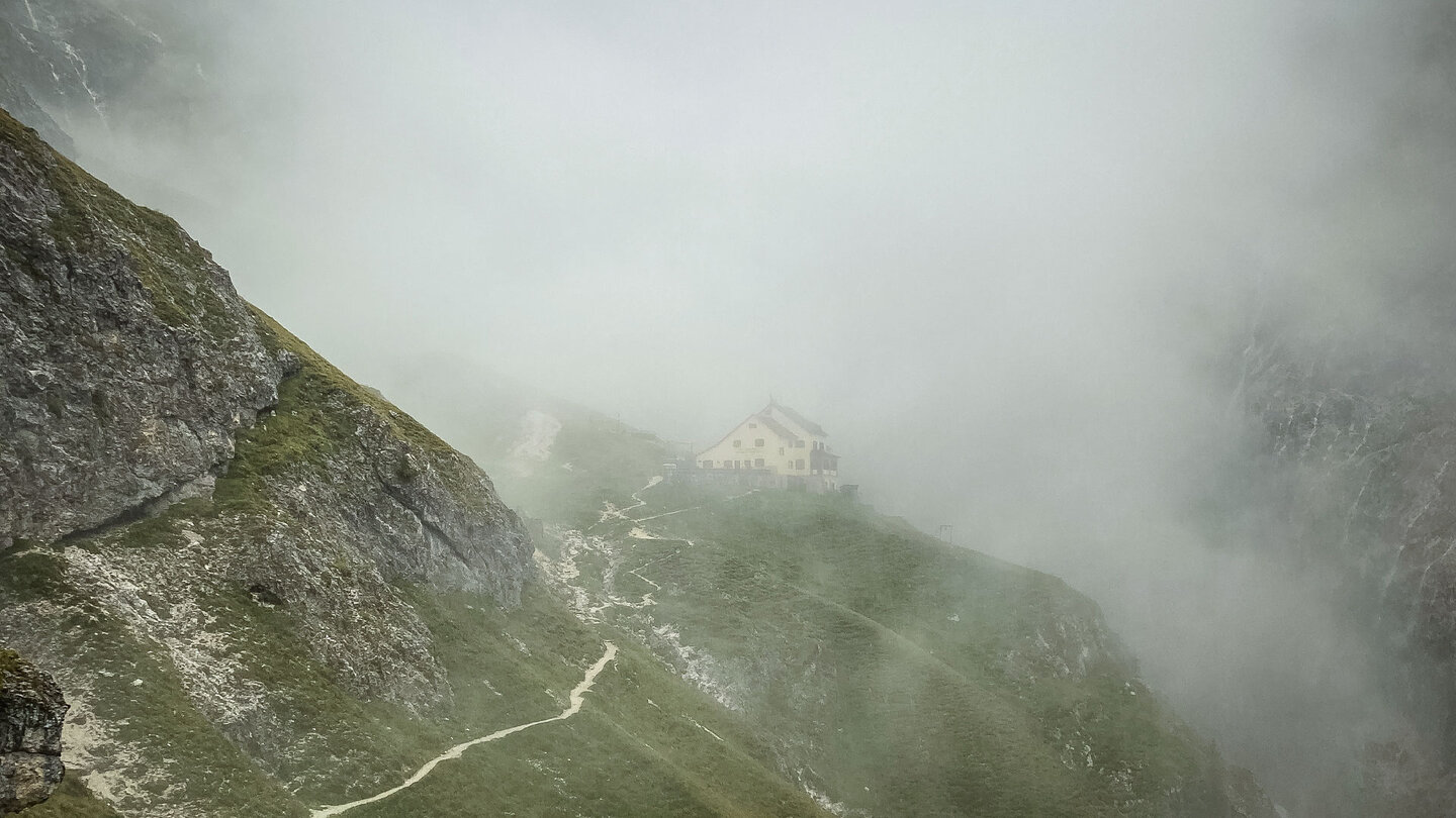 Grasleitenhütte umringt von Regenwolken