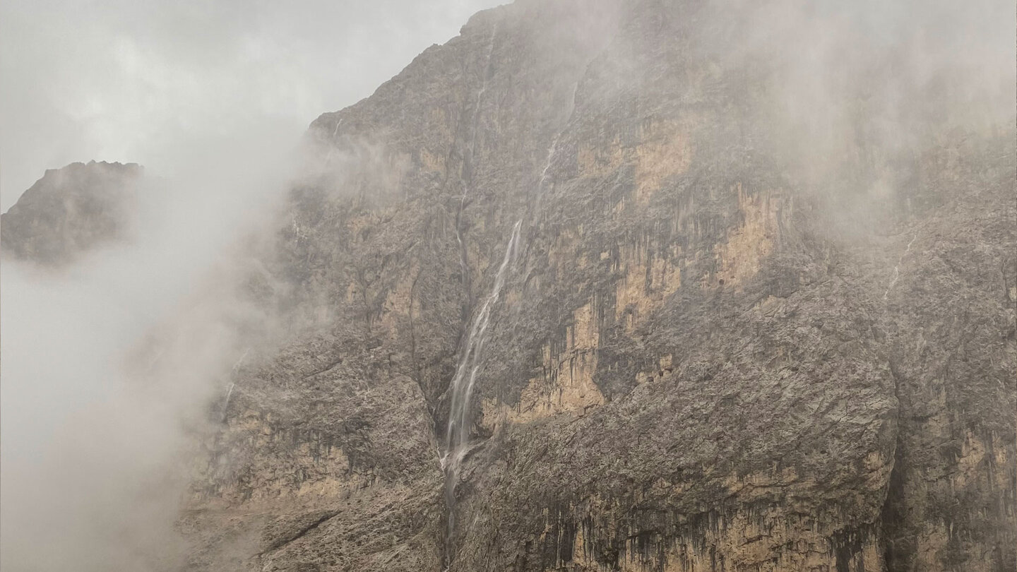 Wasserfall im Wolkennebel