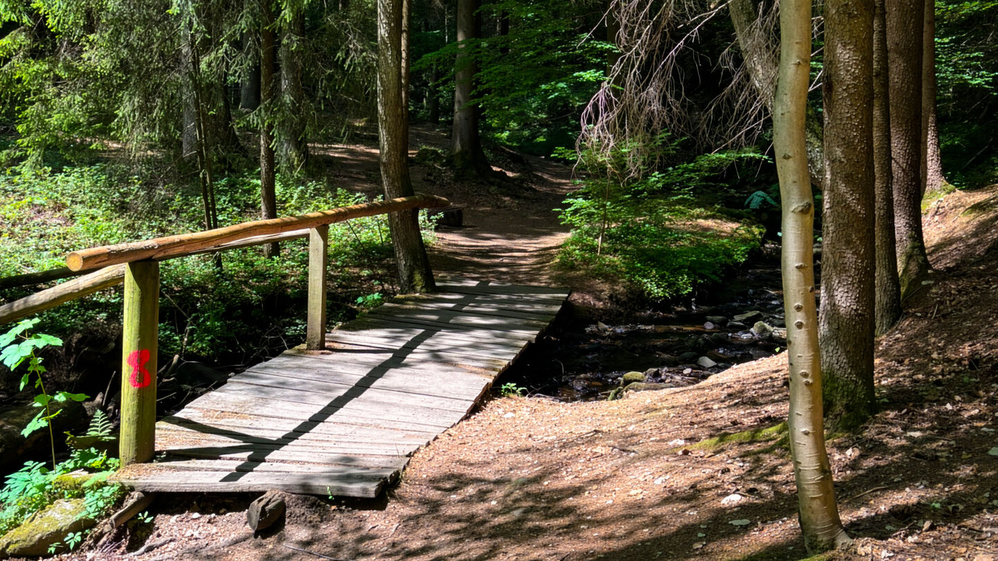 Holzbrücke über den Lochbach