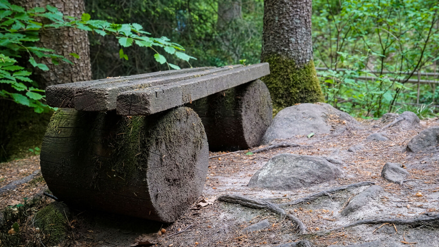 Sitzbank in der Lochbachklamm im Knüllwald