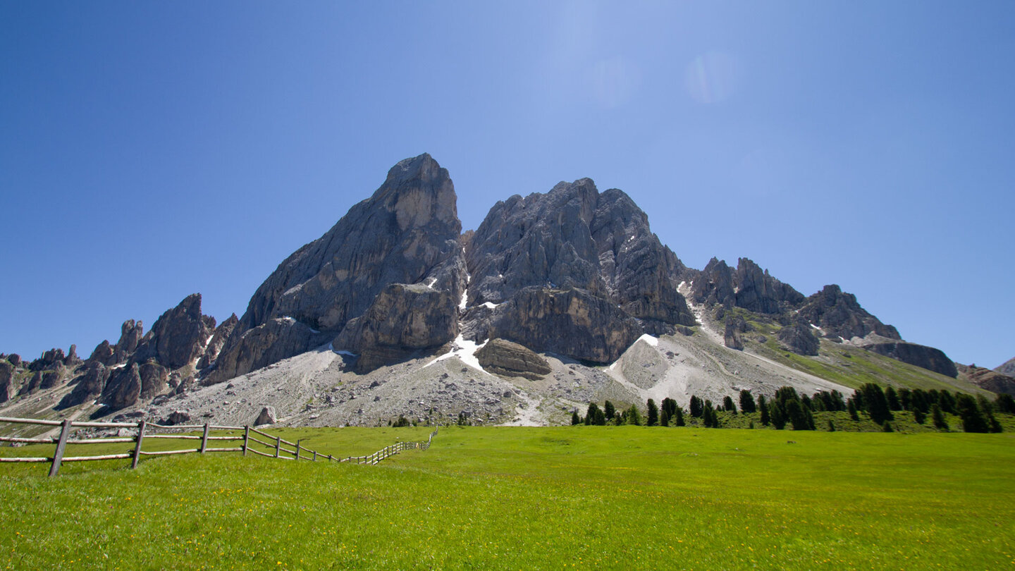 Blick über Almwiesen auf die Peitlerkofelgruppe in Südtirol Blick zur Peitlerkofelgruppe in Südtirol