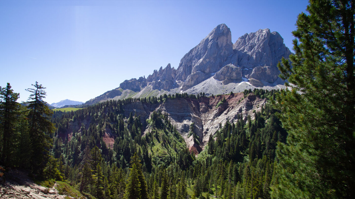 der 2.875 Meter hohe Peitlerkofel mit dem Kleinen Peitler im Naturpark Puez-Geisler in den Dolomiten Peitlerkofel und Kleiner Peitler in den Dolomiten