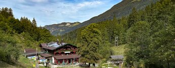 das Anton-Karg-Haus liegt idyllisch an Kaiserbach und Bärenbad