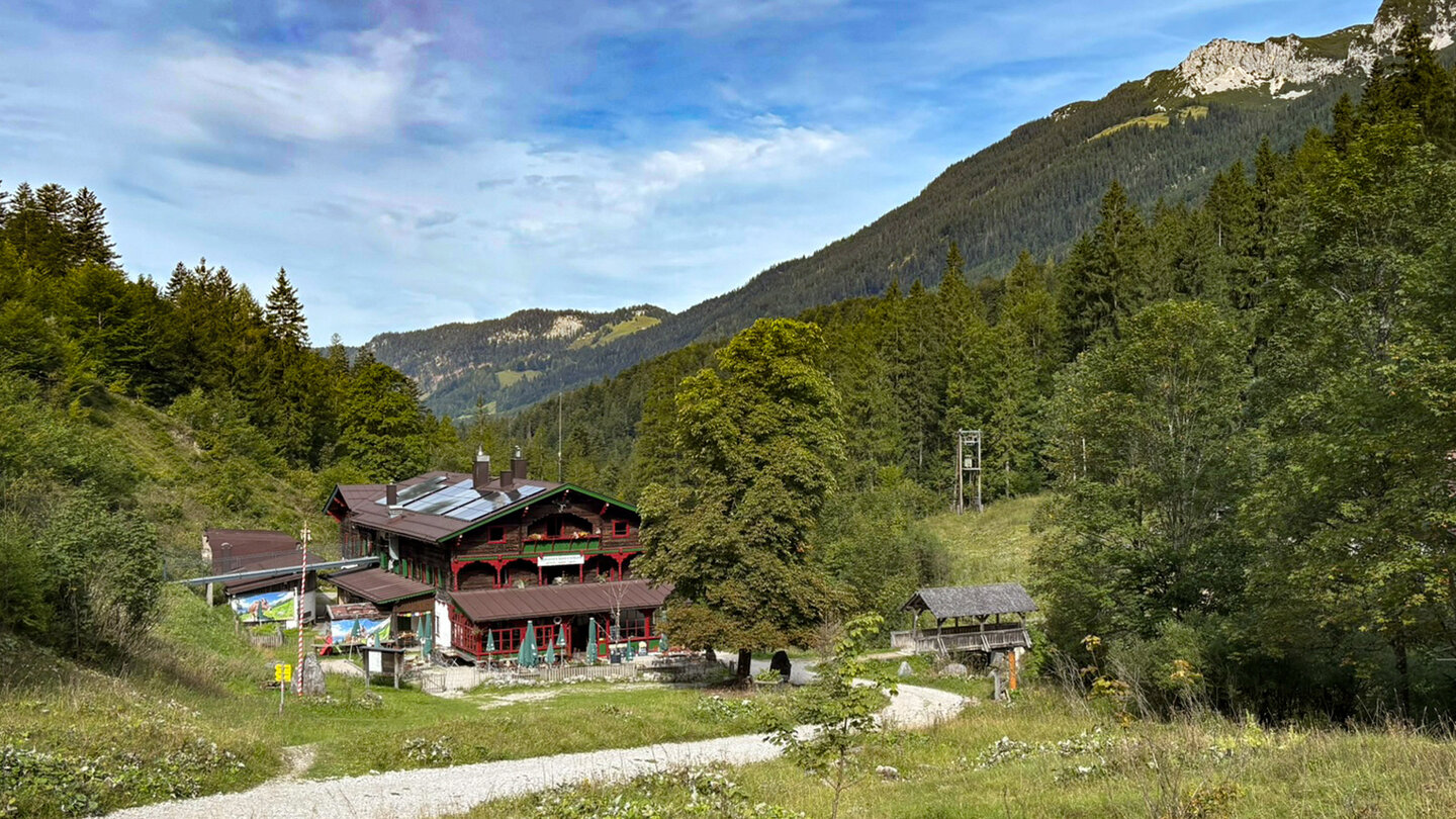 das Anton-Karg-Haus liegt idyllisch an Kaiserbach und Bärenbad im Kaisergebirge das Anton-Karg-Haus liegt idyllisch an Kaiserbach und Bärenbad