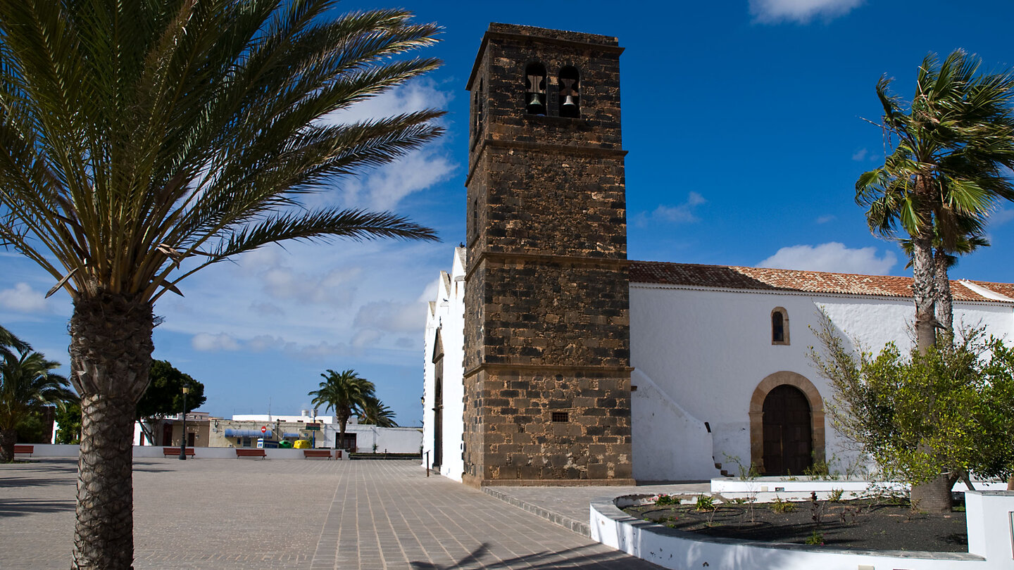 trutziger Glockenturm der Kirche Iglesia de Nuestra Señora de la Candelaria in La Oliva