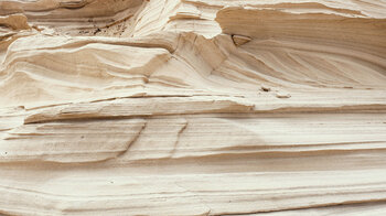 spektakuläre Sandsteinschichtungen entlang der Route