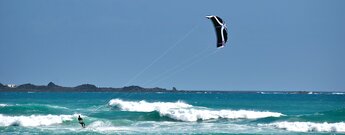 Kitesurfen in der Brandung an den Playas Grandes de Corralejo auf Fuerteventura