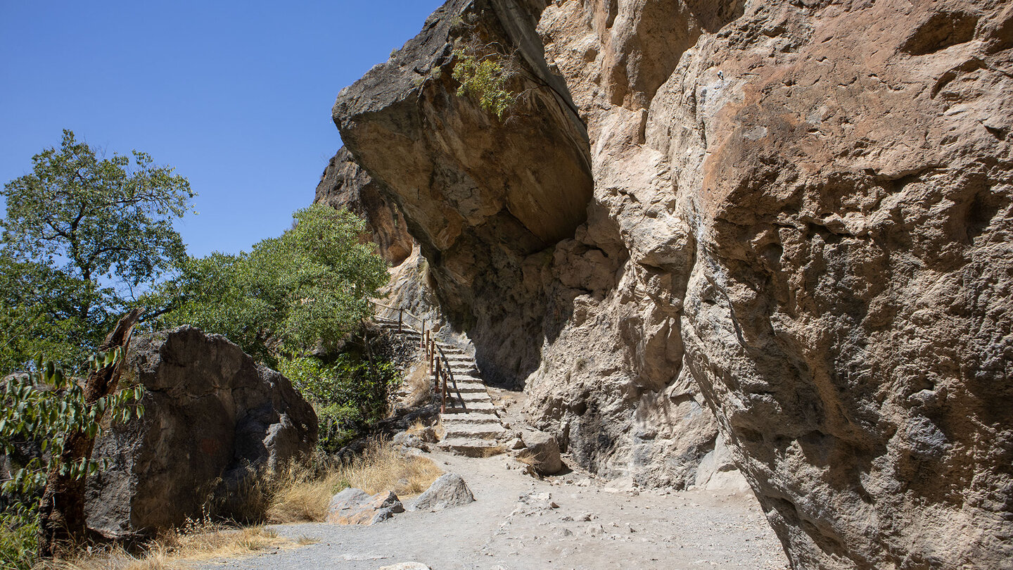 Treppe an den Felsformationen zum Mirador de Río Monachill Treppe an den Felsformationen zum Mirador de Río Monachill