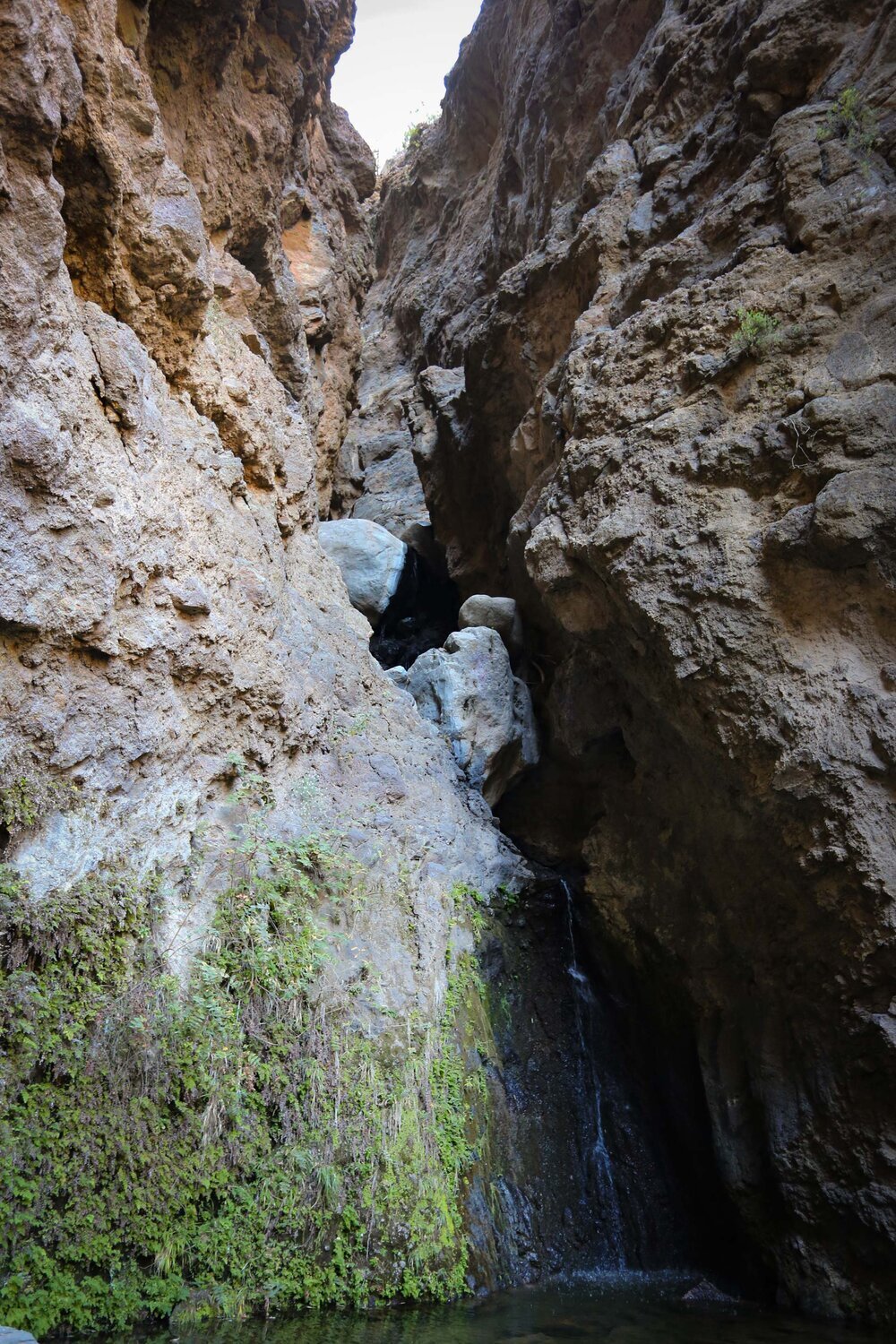 Der Wasserfall Cascada del Rio im Fels des Barranco del Río Der Wasserfall Cascada del Rio im Fels des Barranco del Río