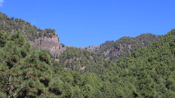 Ausblick auf Felsformationen an den Flanken der Caldera