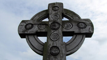hölzernes Keltenkreuz am Öchsenberg